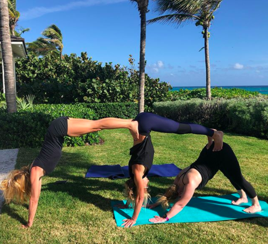 Kelly Nails A Difficult Yoga Pose With Friends Credit Instagram Kellyripa Kelly Nails A Difficult Yoga Pose With Friends Credit Instagram Kellyripa