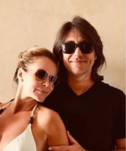 Amanda and Chirs are loved up
