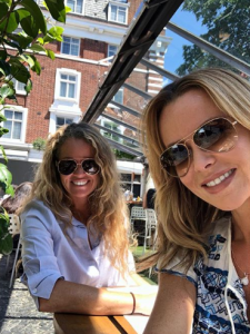 amanda-holden-and-sister enjoying lunch