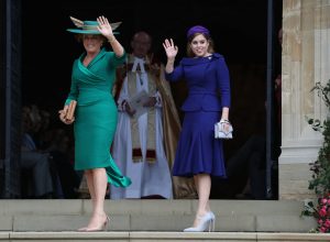 Sarah Ferguson and Princess Beatrice of York arrive ahead of the wedding of Princess Eugenie of York to Jack Brooksbank at Windsor Castle on October 12, 2018 in Windsor, England. (Photo by Steve Parsons - WPA Pool/Getty Images)