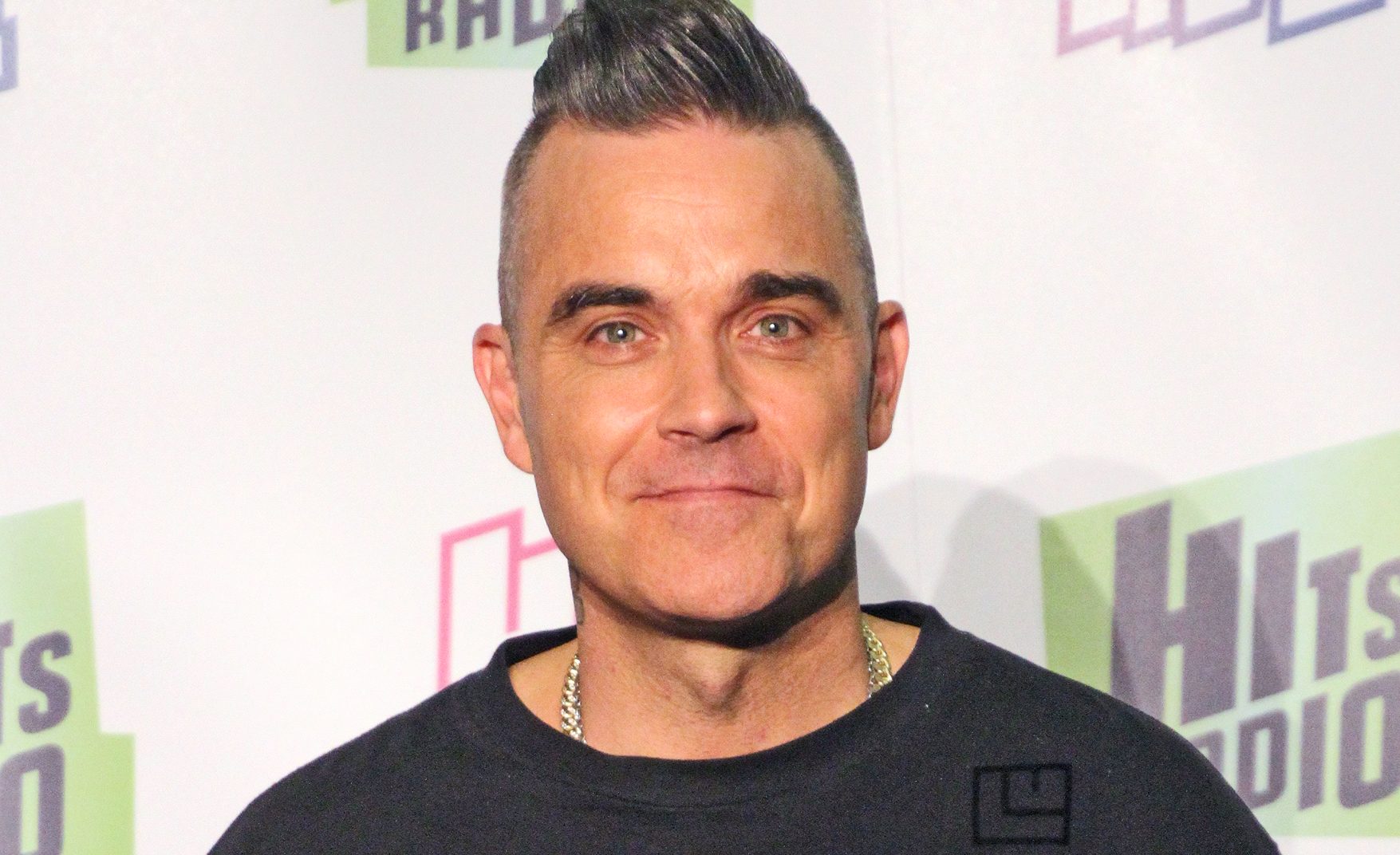 Robbie Williams smiles with his 'lookalike' dad - Entertainment Daily