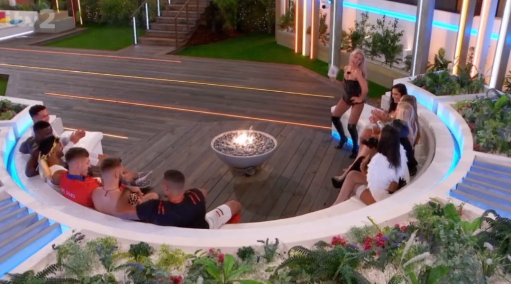 Love Island branded ‘fake’ after dance challenge - Entertainment Daily