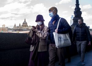Tourists wear masks in London
