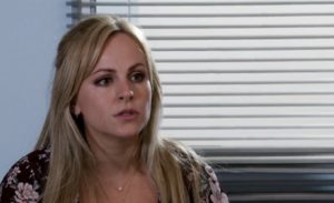 Coronation Street fans slam Sarah for removing her face mask in hospital