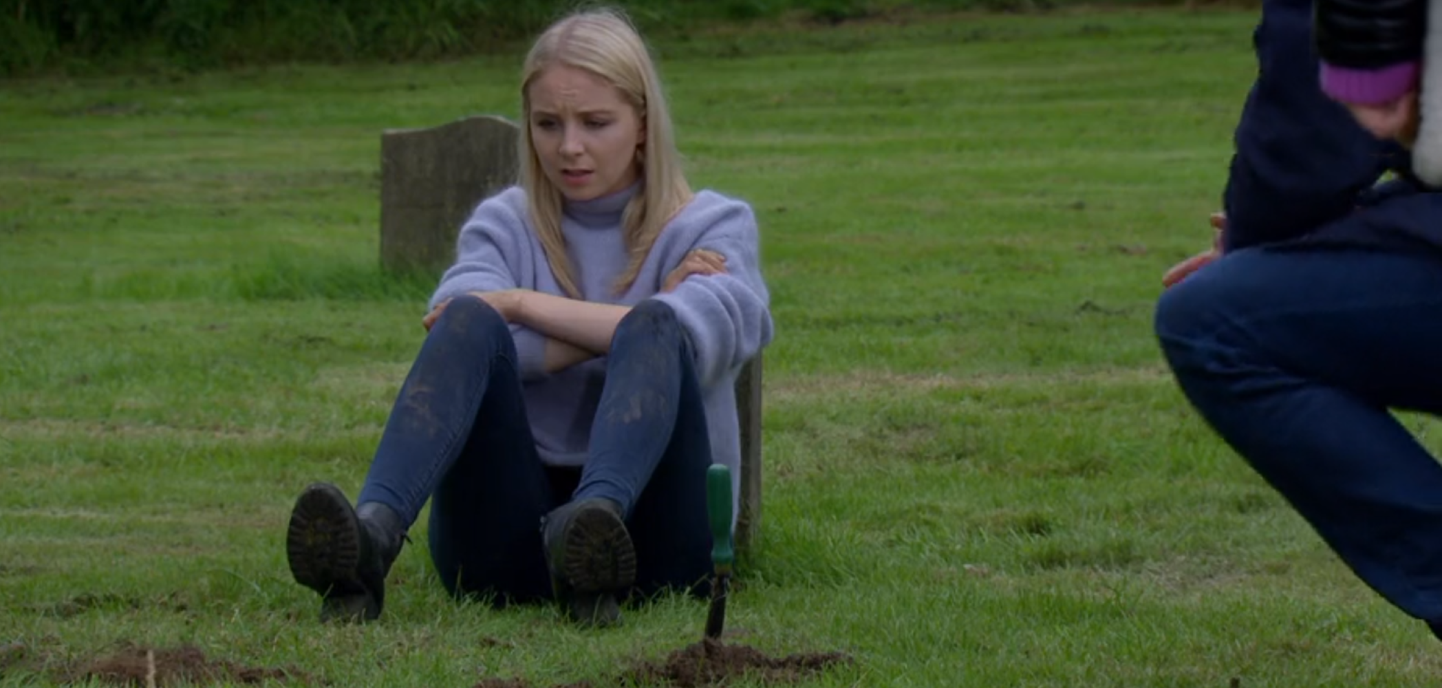 Belle buried Lisa's ashes in Emmerdale 