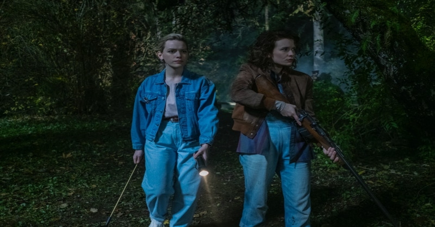 Victoria Pedretti and Amelia Eve 