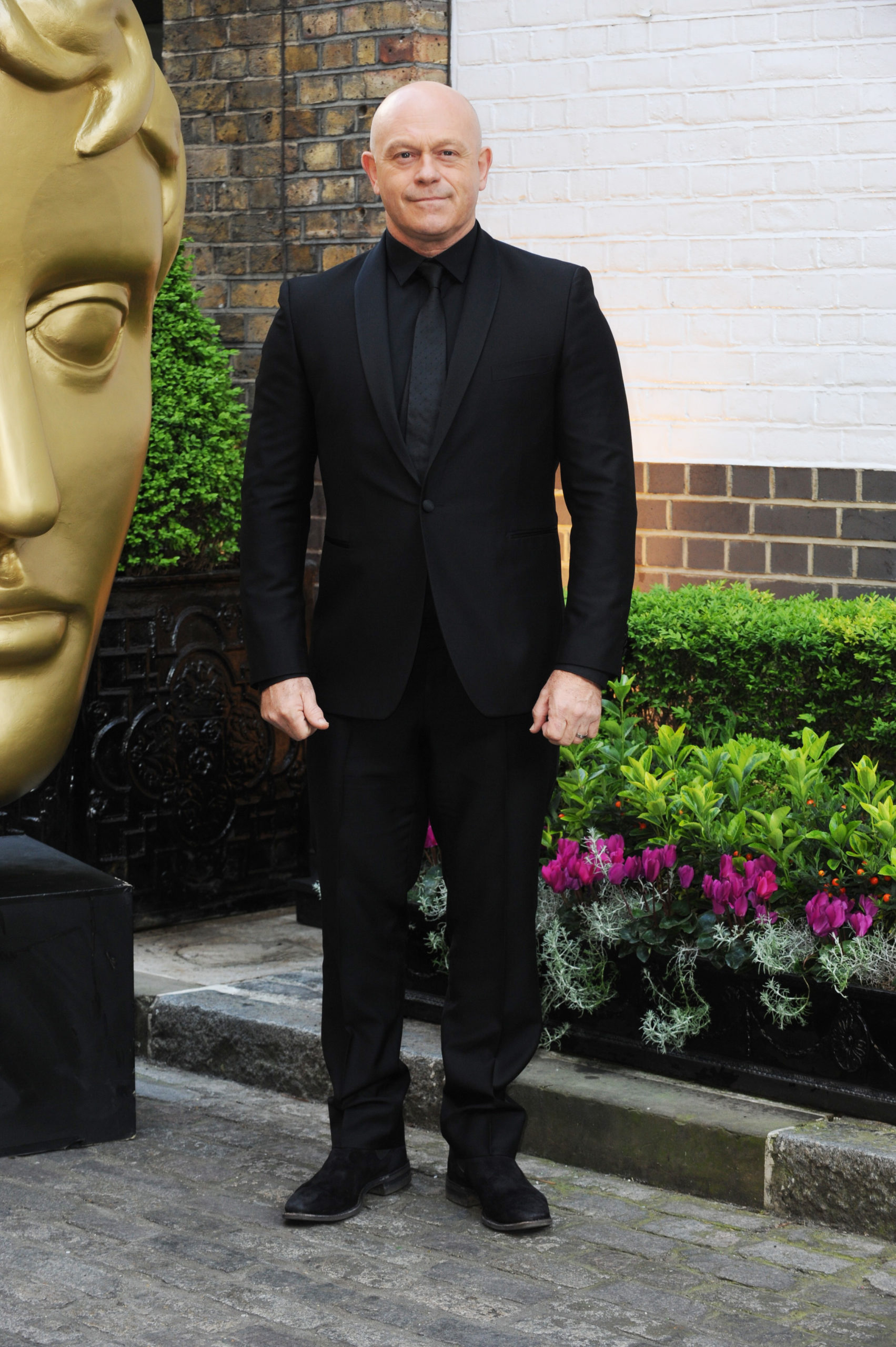 Ross kemp posing on the red carpet