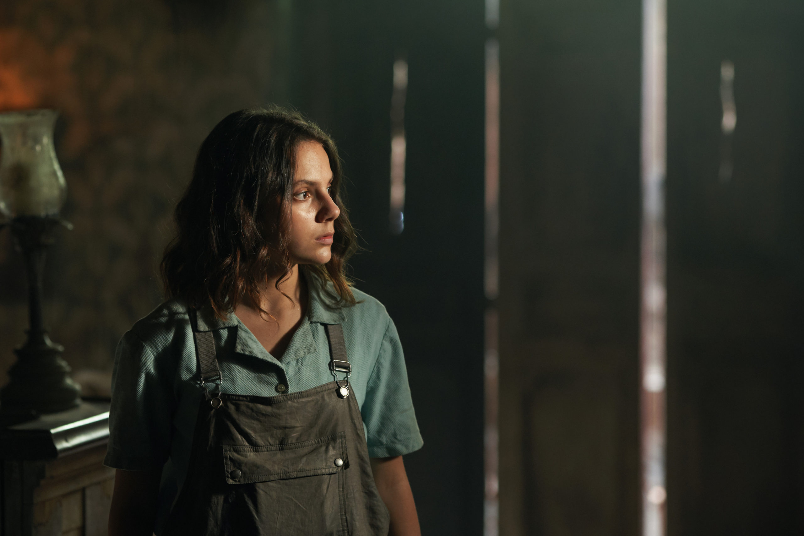 Dafne Keen plays Lyra 