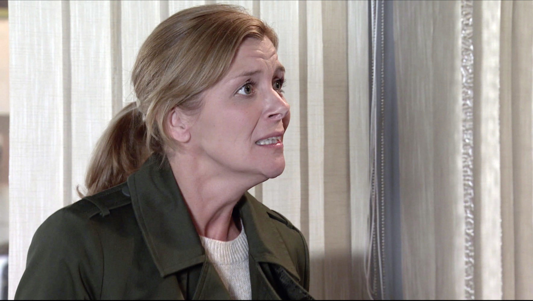 Leanne begs Imran to help with her case in Coronation Street