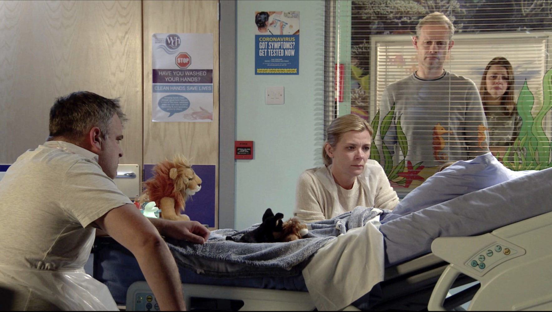 Leanne and Steve are at Oliver's bedside when he dies in Coronation Street