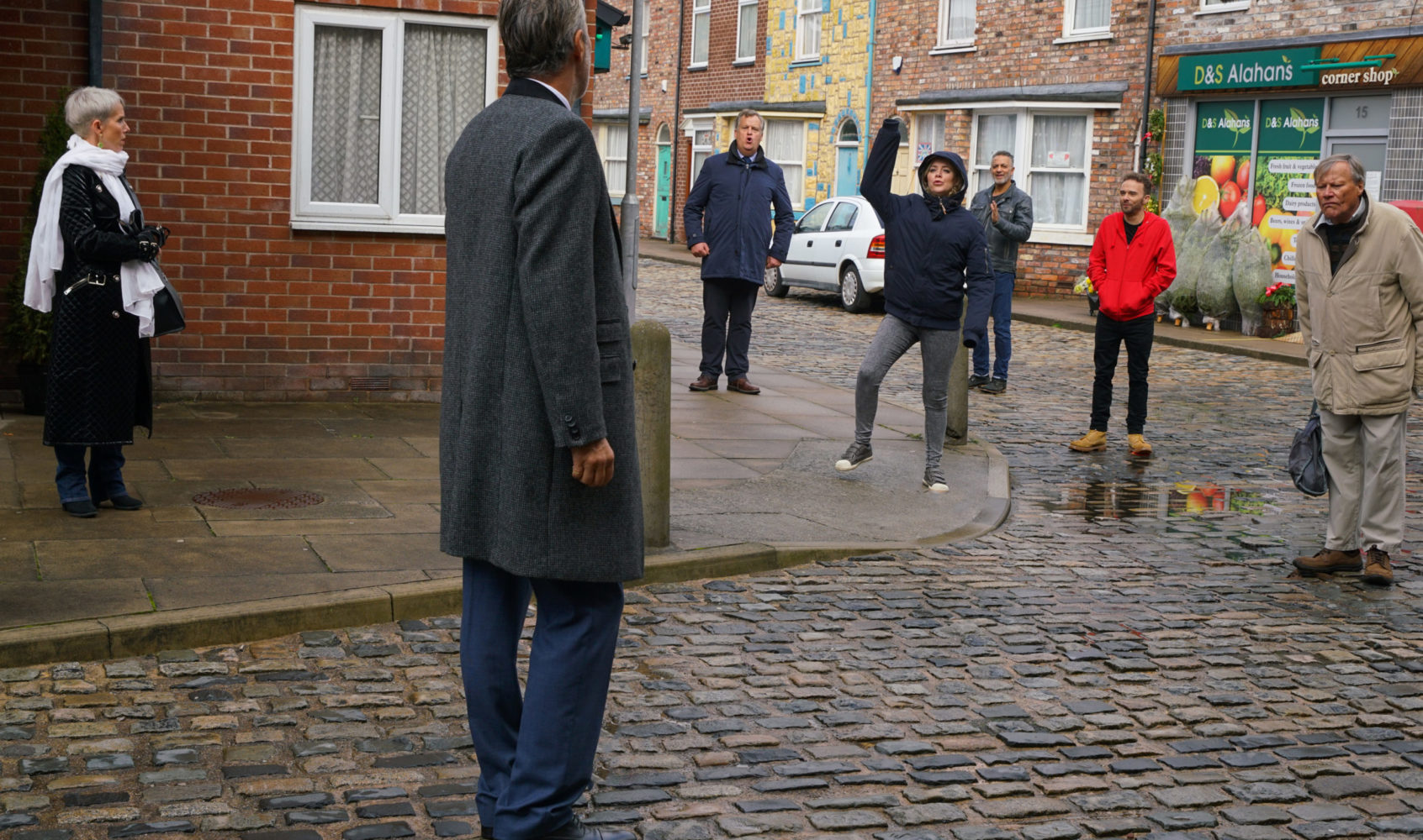 Coronation Street residents decide to gatecrash Ray's press launch