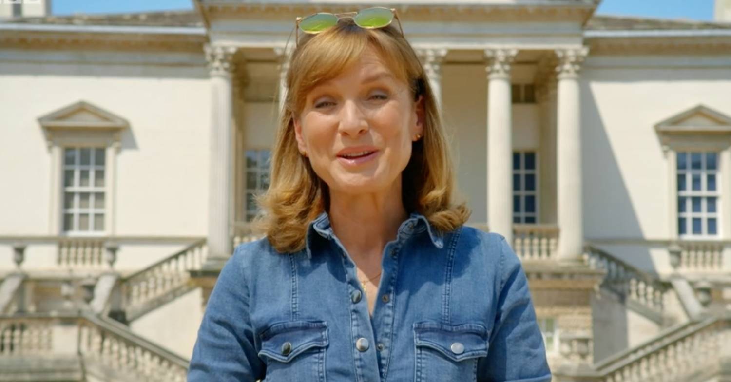 Fiona Bruce presents the Antiques Roadshow in the UK. It was the US version that featured the ugly lamp