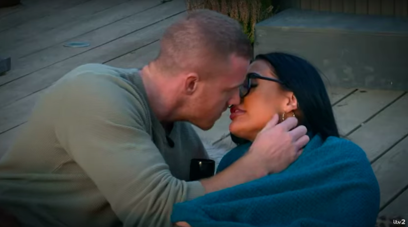 couple kissing on itv2's the cabins