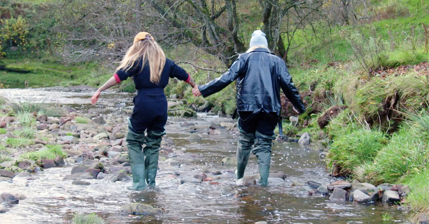 charlotte and sarah on the cabins