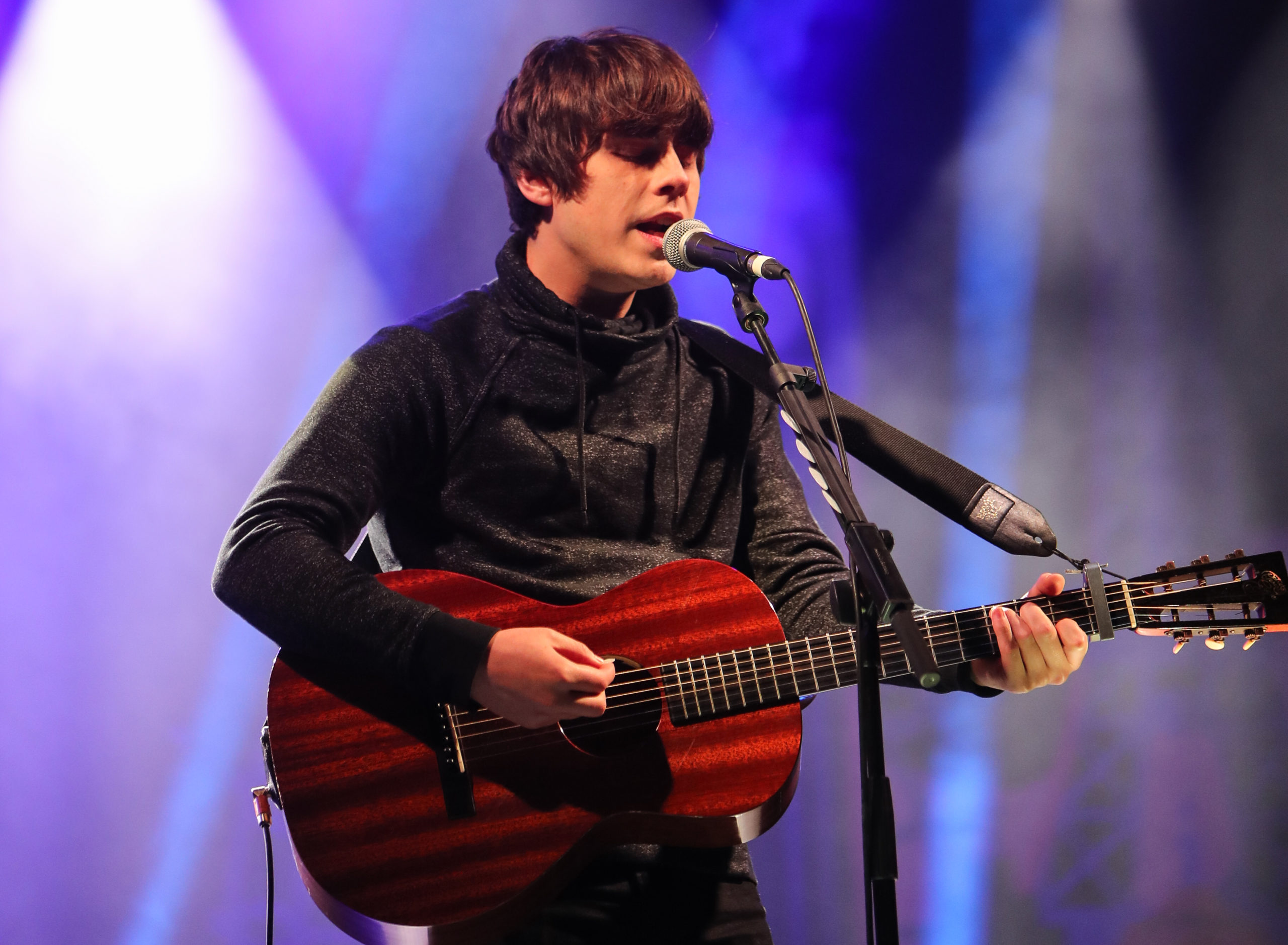 Jake Bugg singing one of his songs