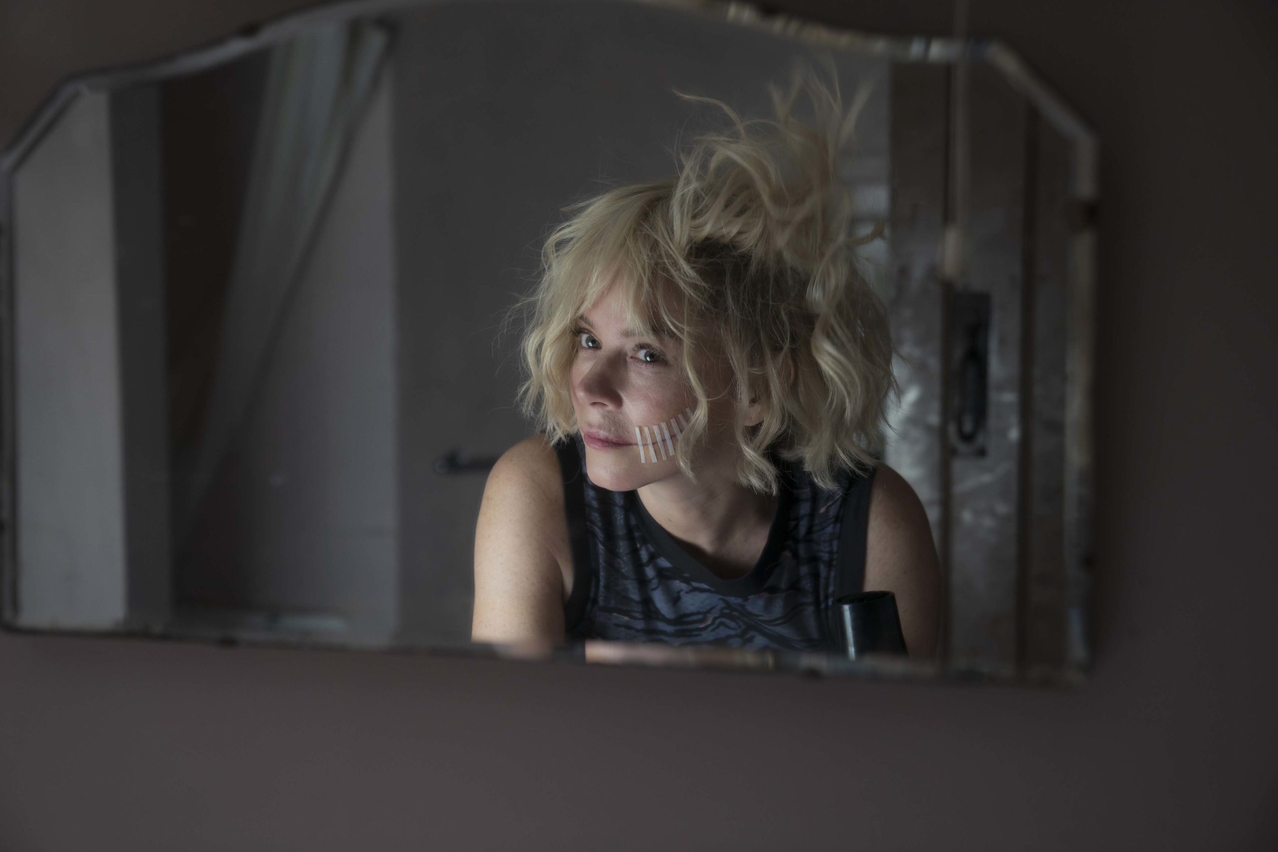 Marcella dying her hair blonde