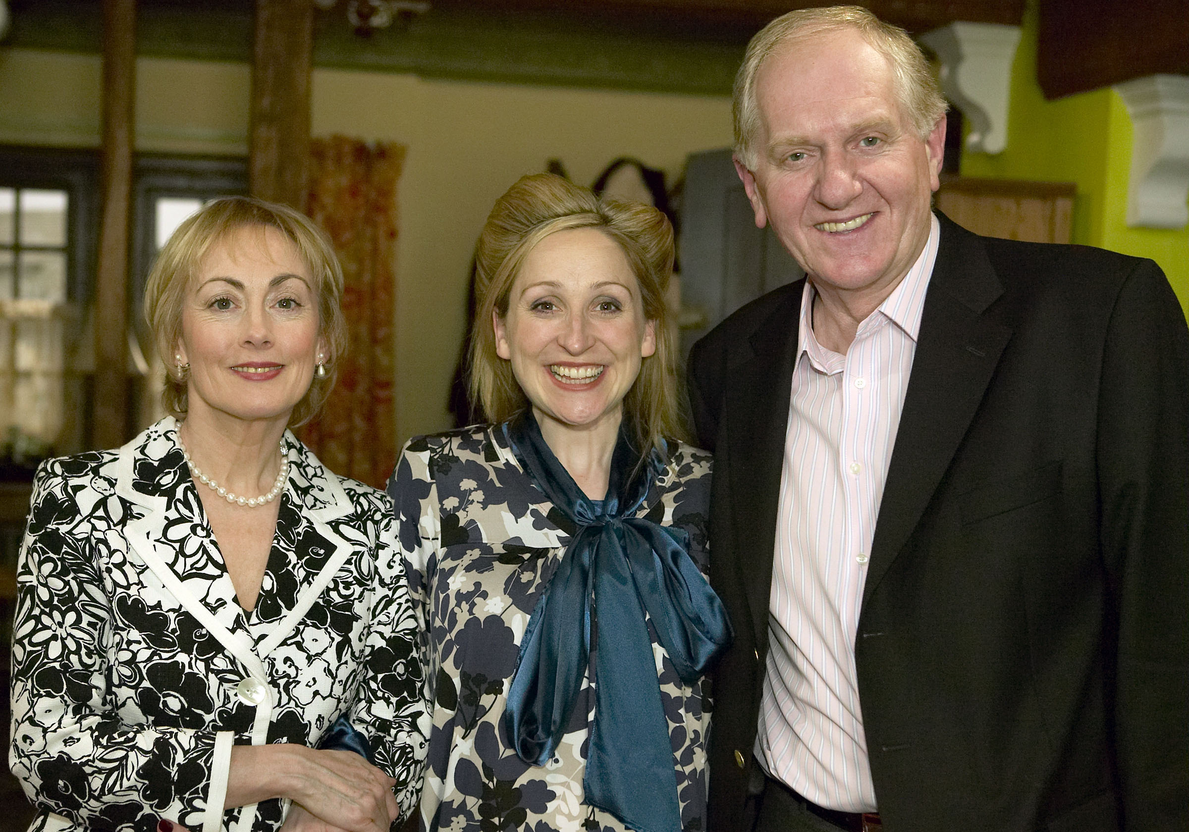 Who plays Elaine Jones in Coronation Street? What else has Paula Wilcox been in?