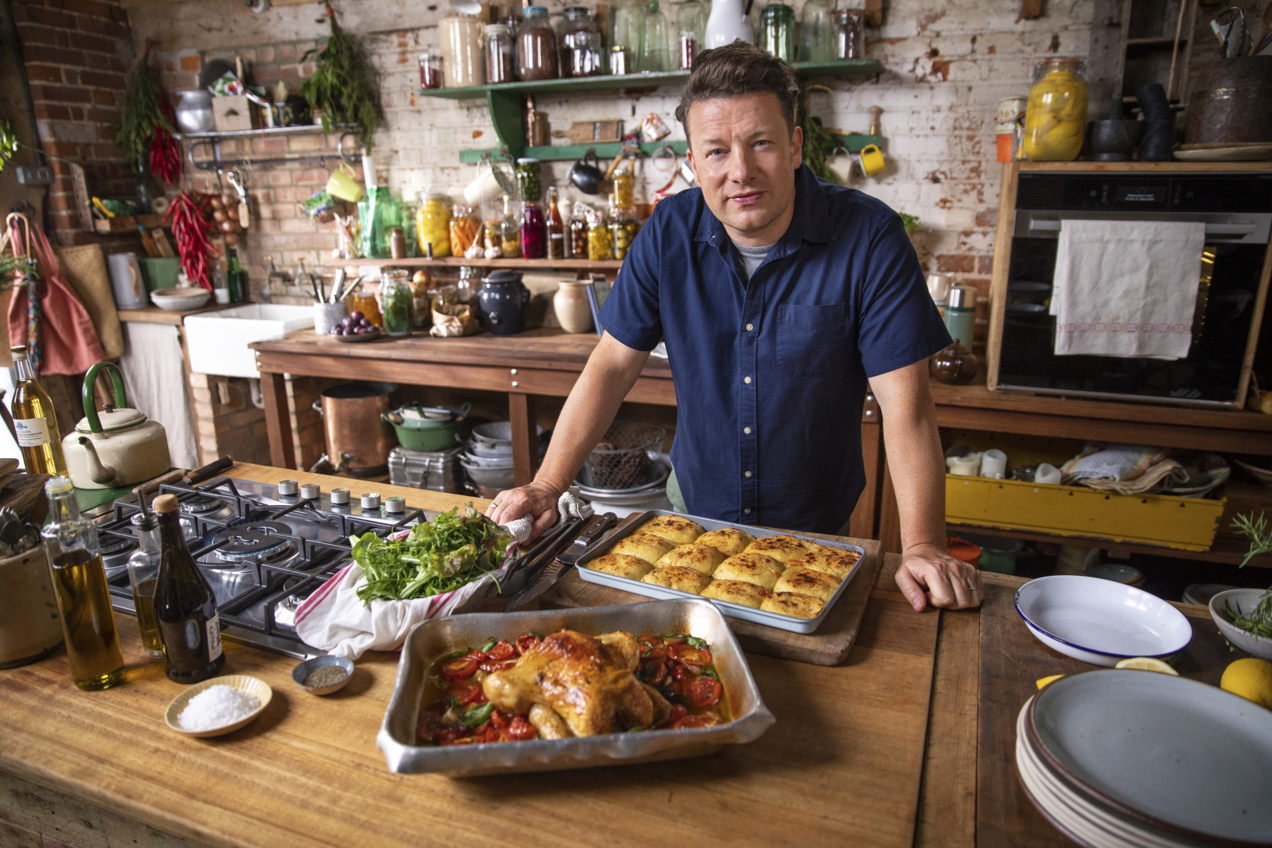 Jamie Oliver: Jamie: Keep Cooking Family Favourites on C4