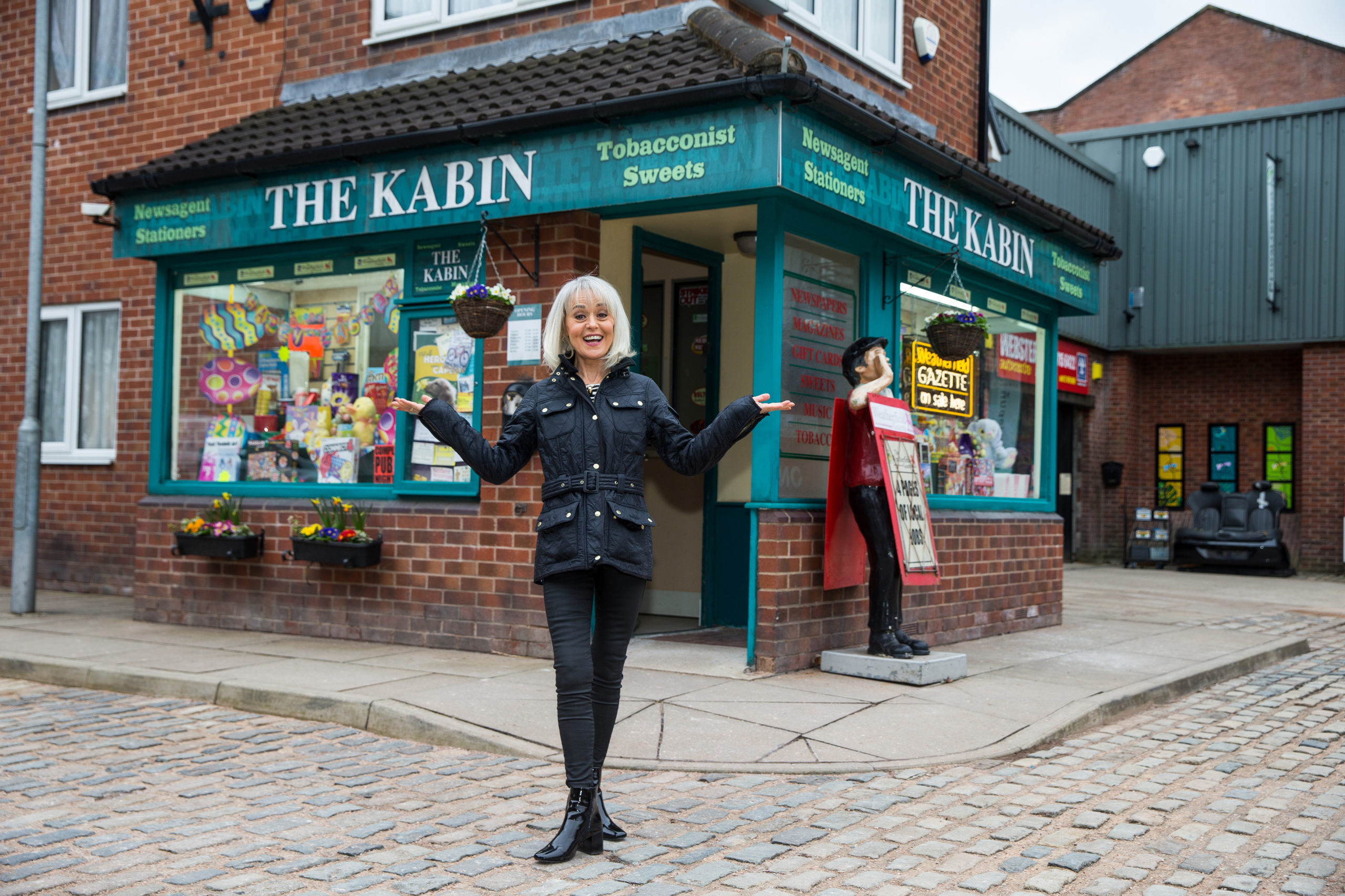 Coronation Street: Sharon Bentley returns as Tracie Bennett reprises her role