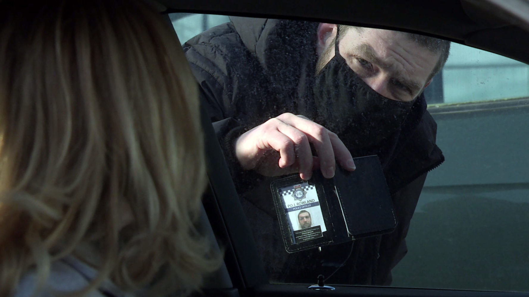 Coronation Street SPOILERS: A police officer knocks on Leanne's car window