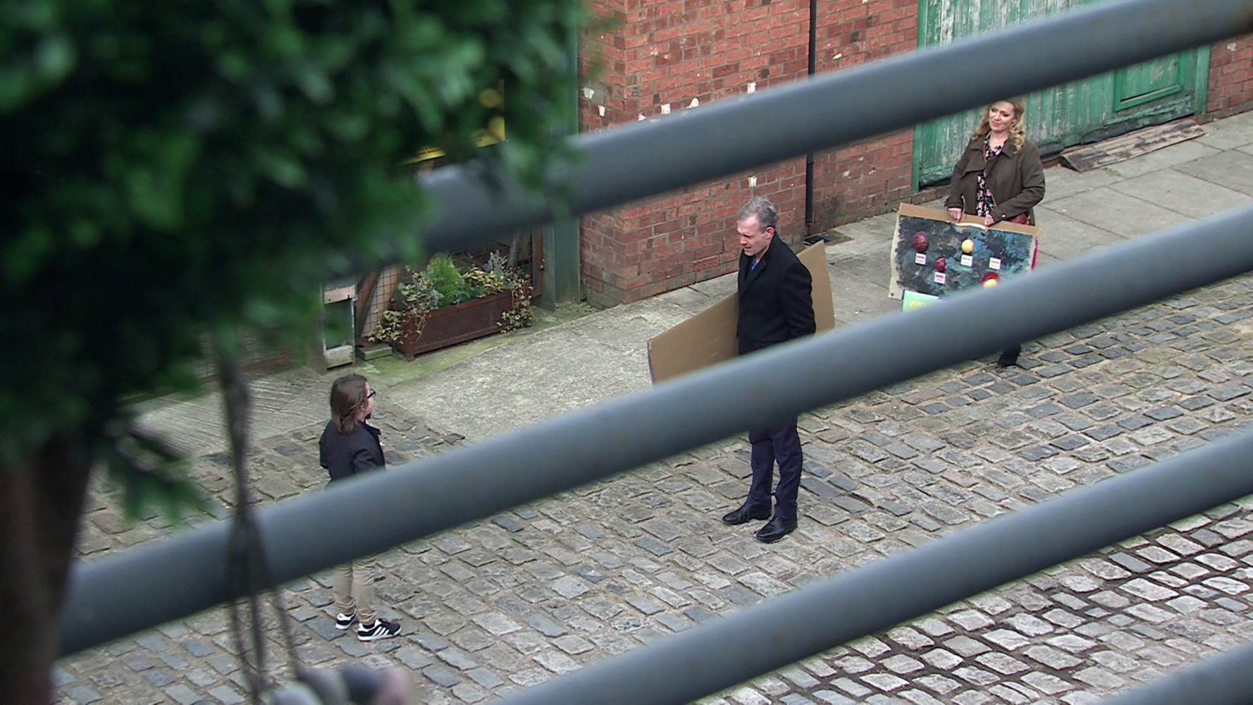 Coronation Street SPOILERS: Leanne sees Nick, Natasha and Sam all together