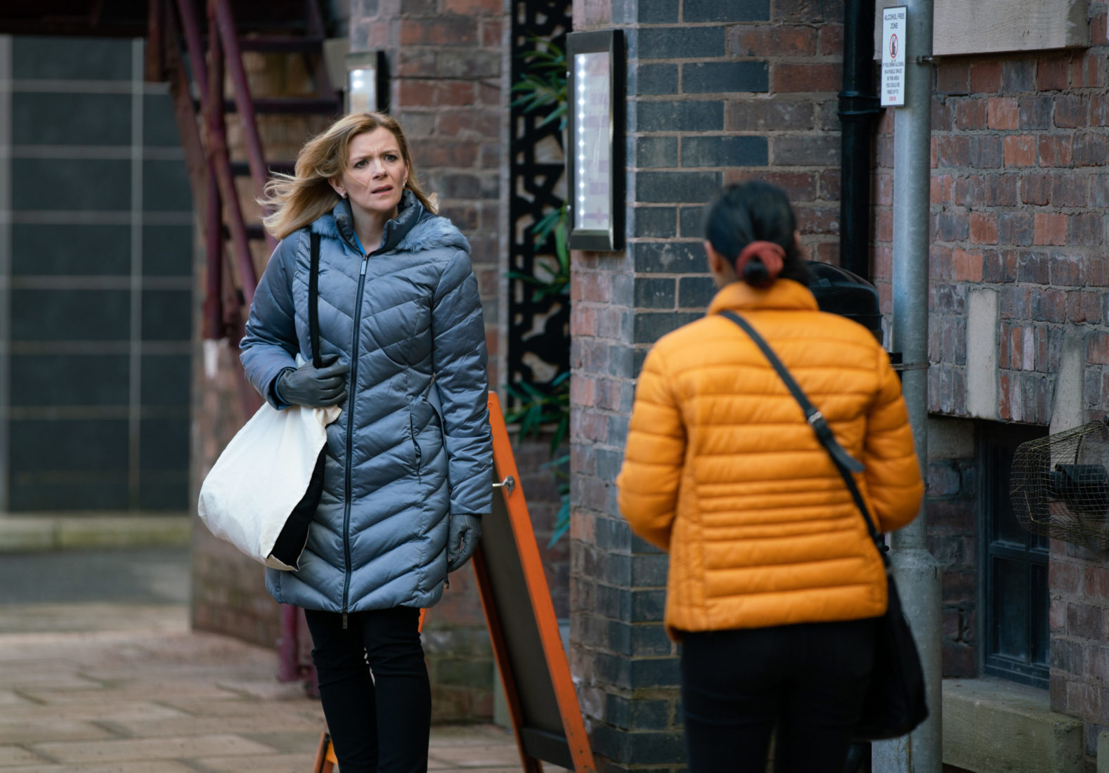 Coronation Street SPOILERS: A woman asks Leanne for help 