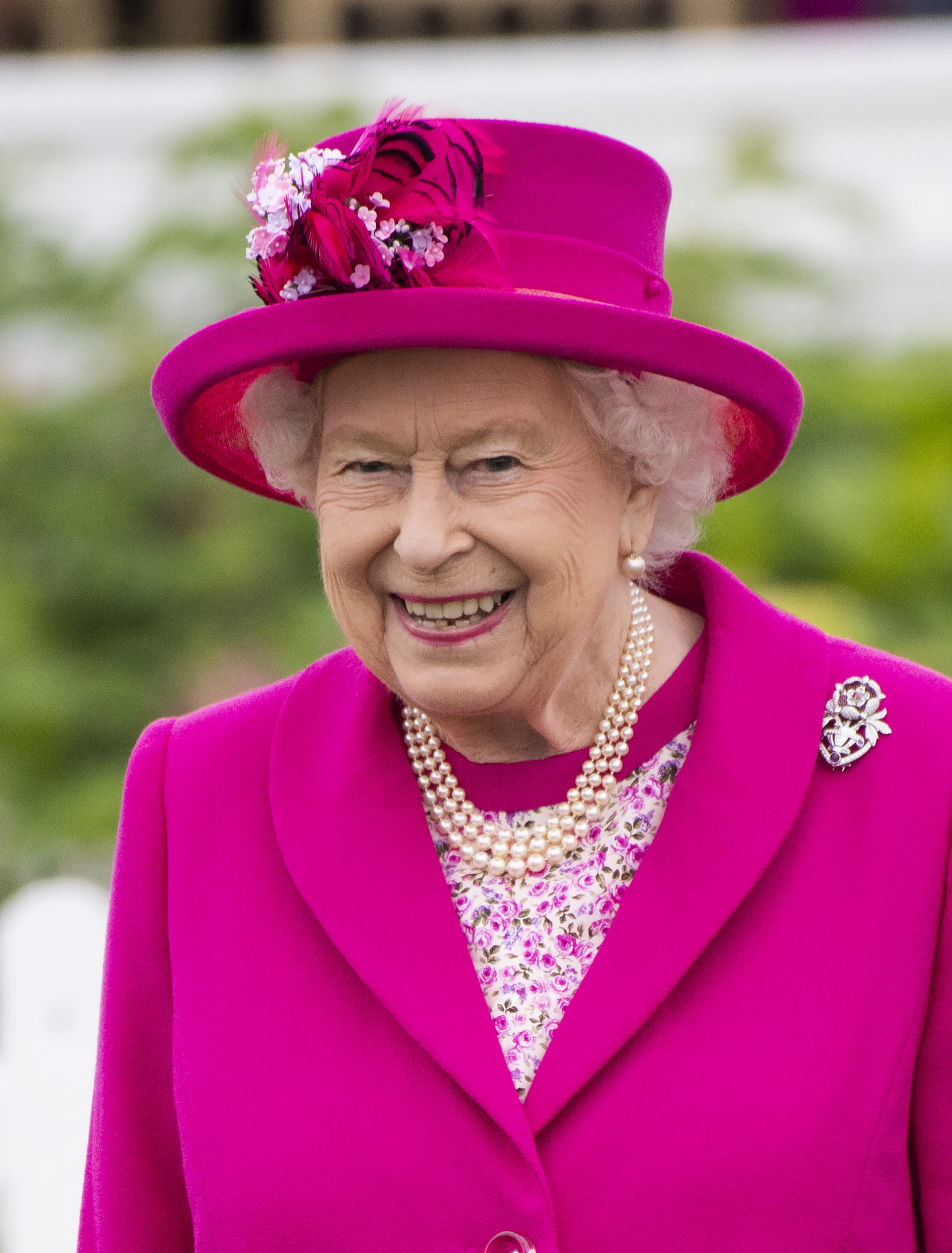 the queen wearing pink
