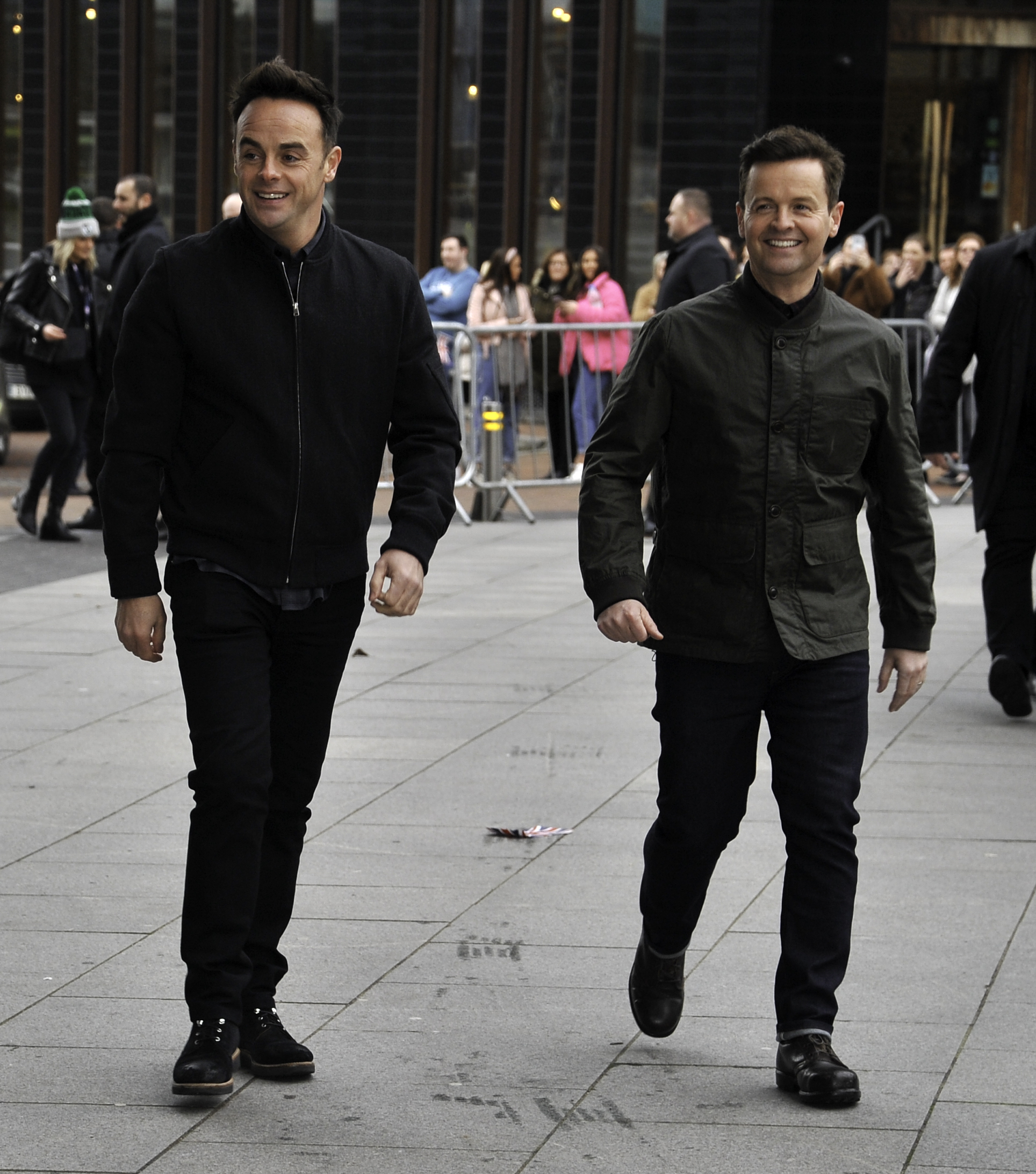 ant and dec leave fans baffled with mirror trick video