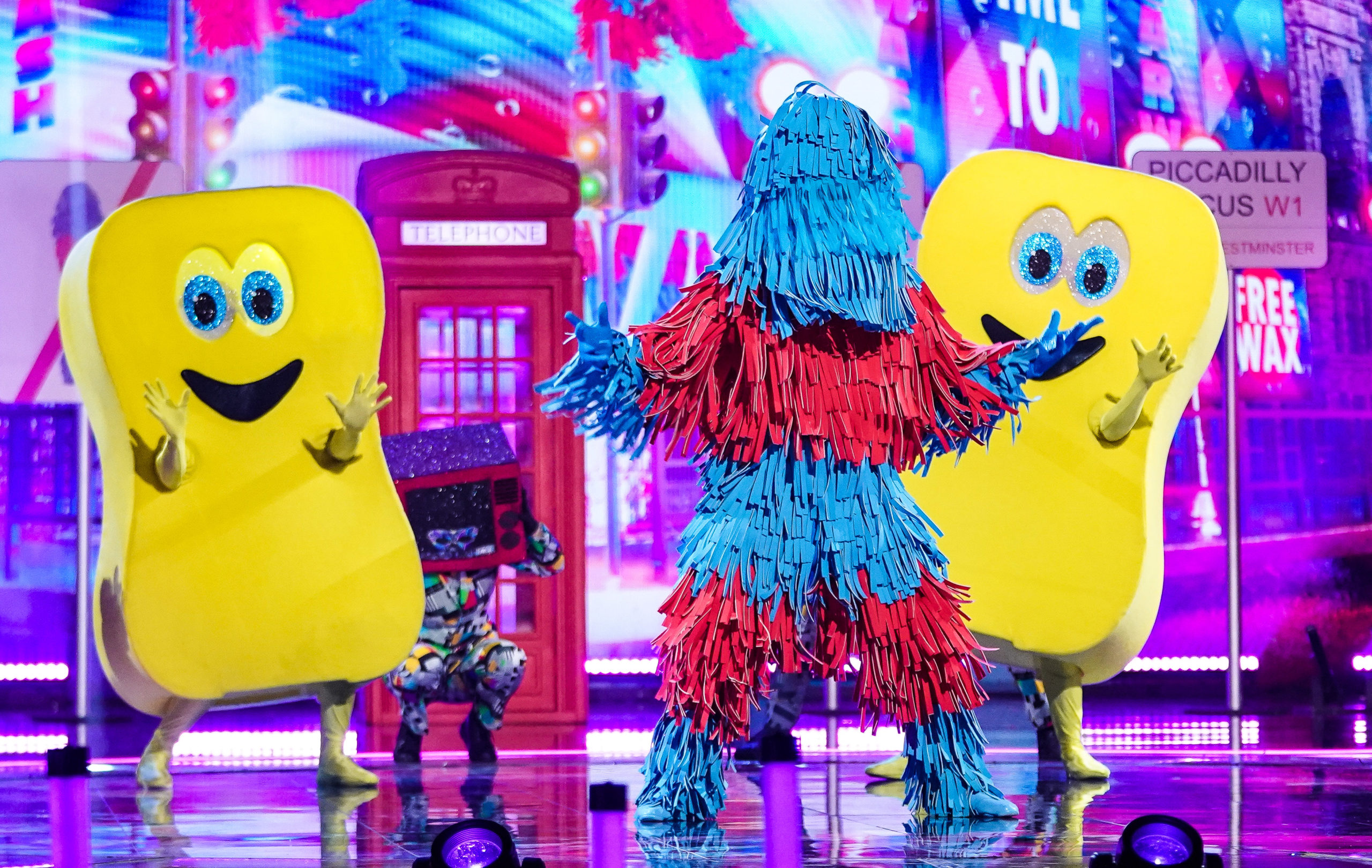 holly Willoughby masked dancer: star dresses as a sponge