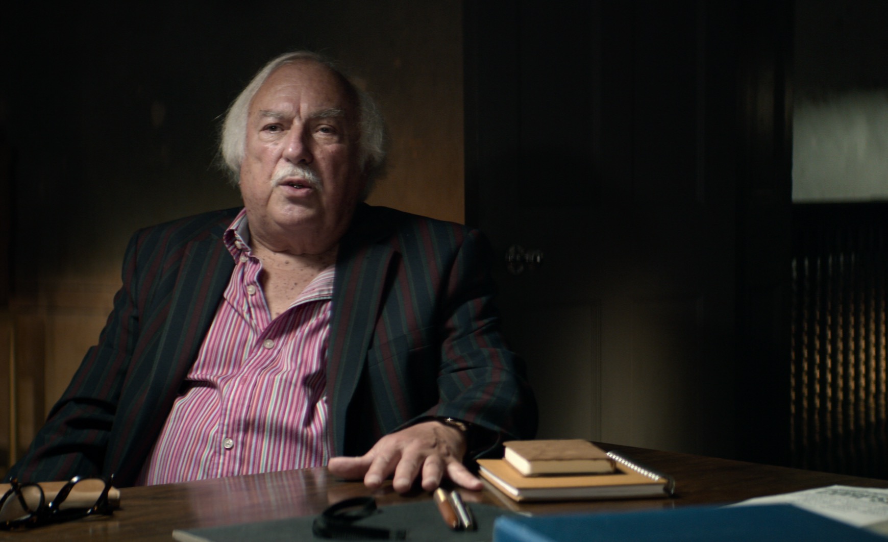 Dennis Nilsen - Douglas Bence, journalist 