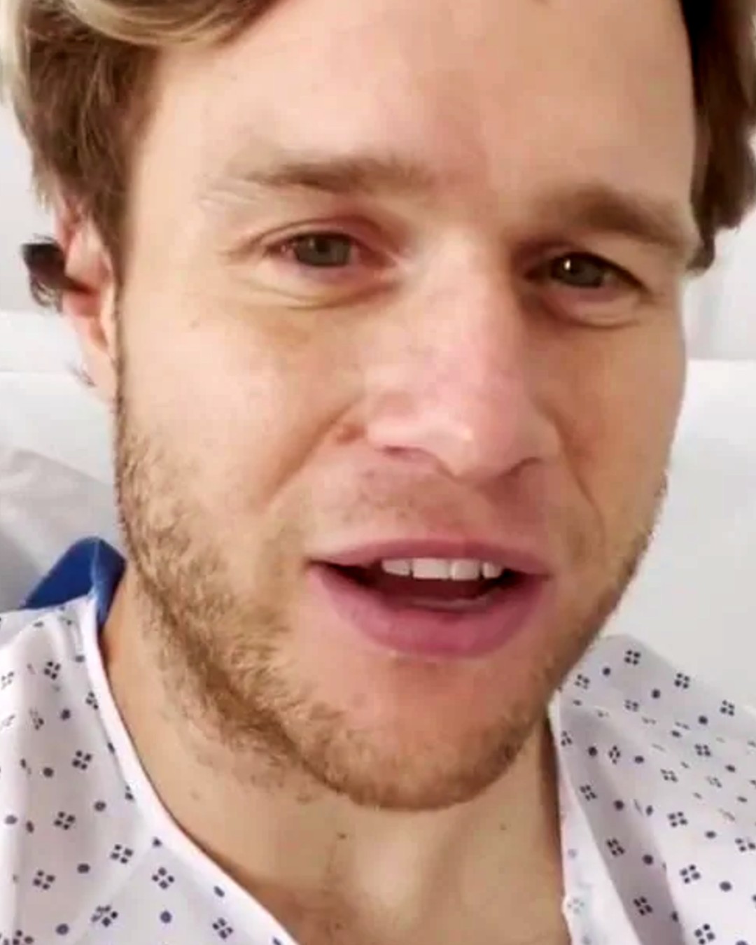 olly murs shows off his knee injury in hospital 