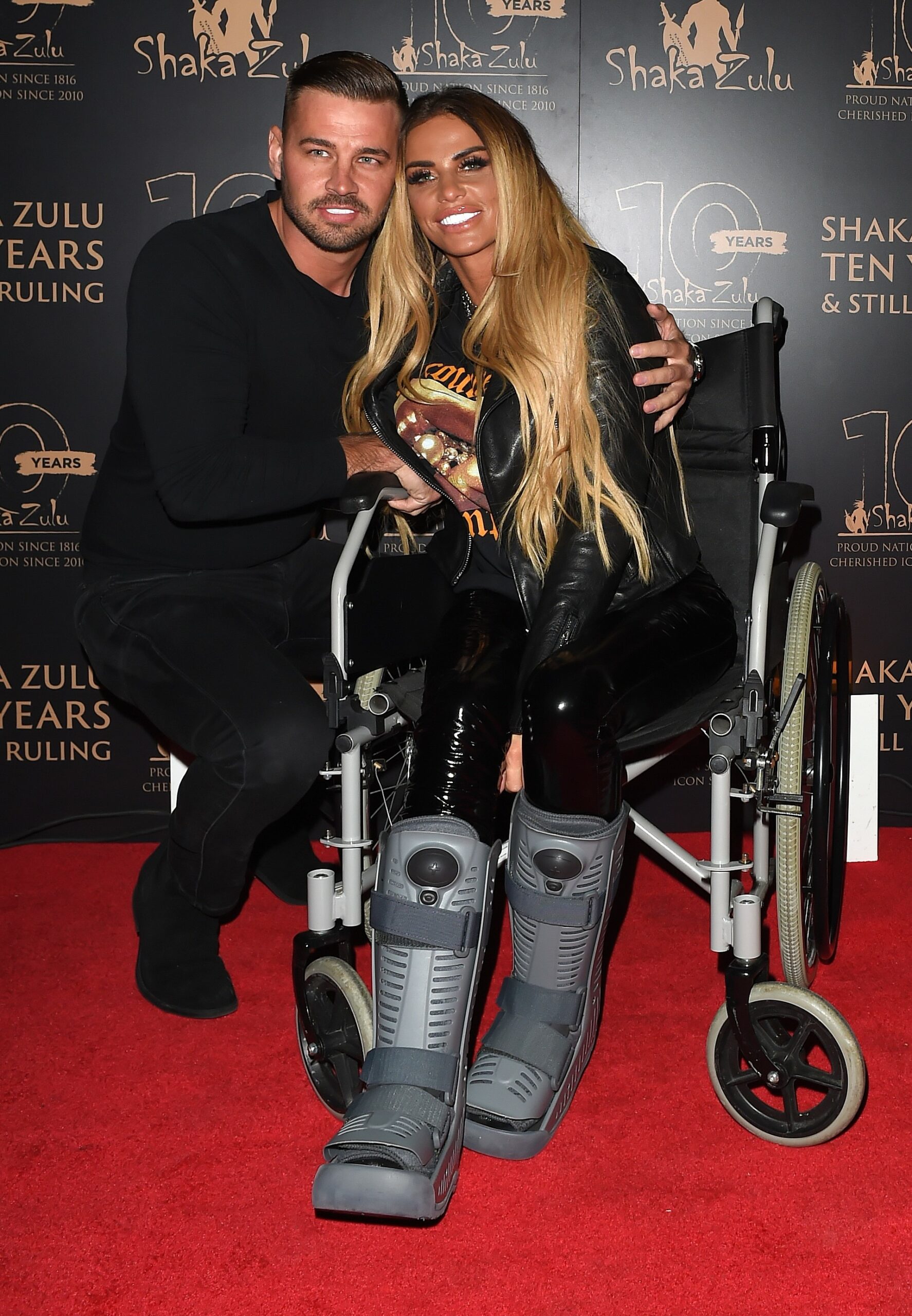 Carl Woods and Katie Price pose on the red carpet