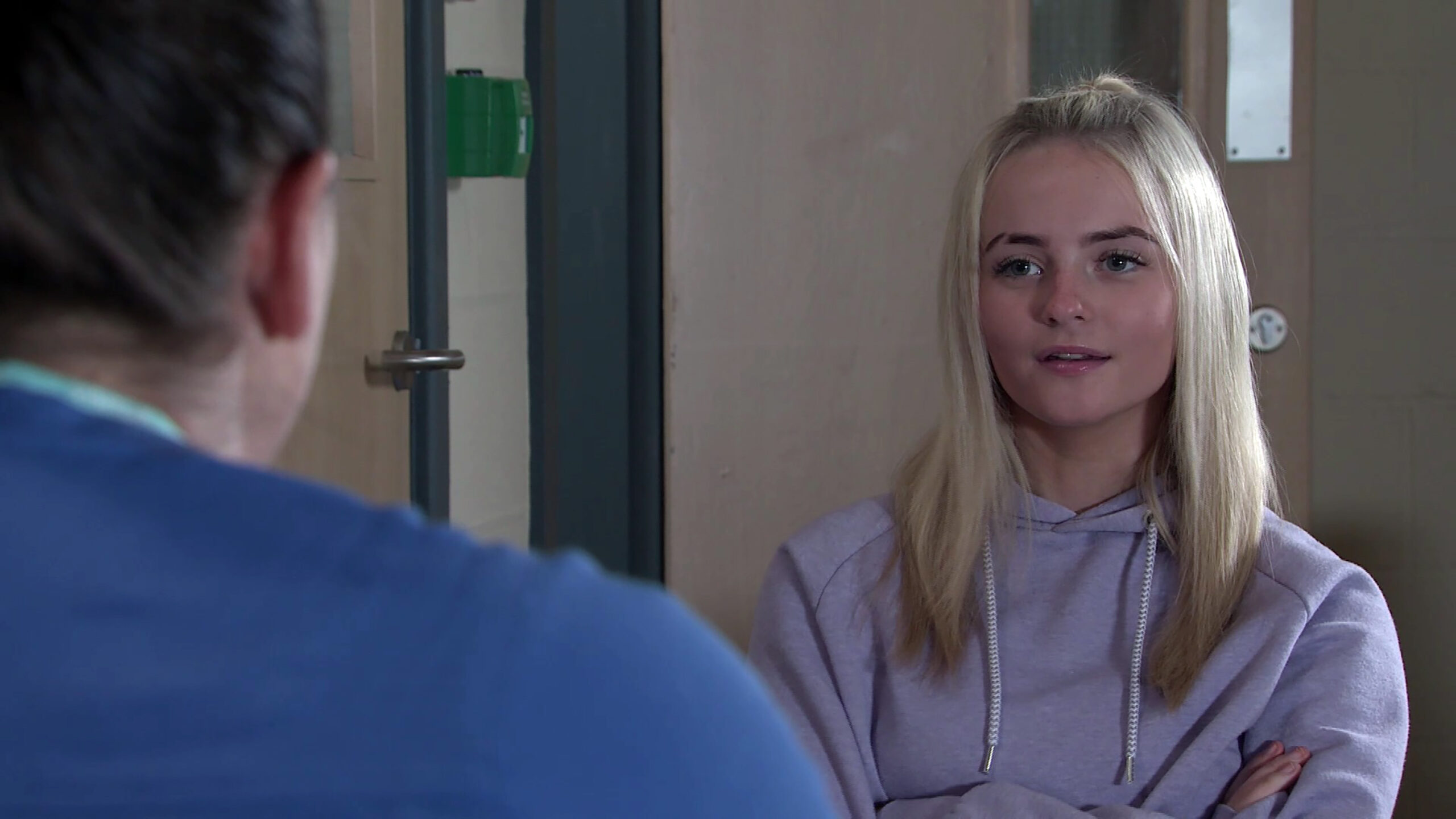 Kelly becomes friendly with Mia in Coronation Street