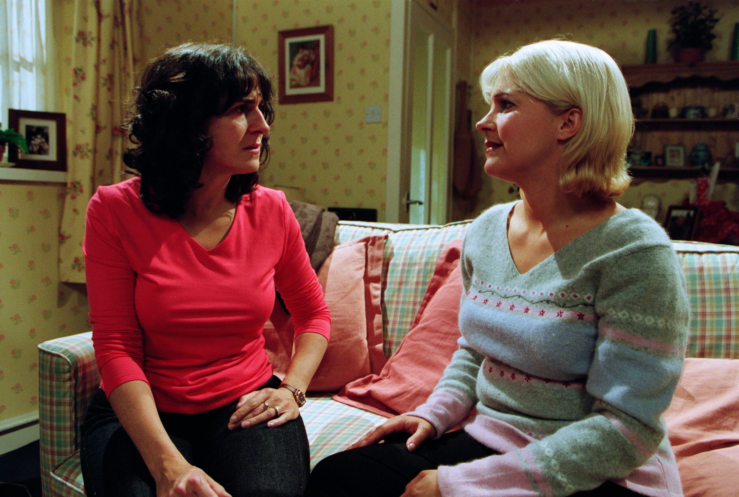 Elsa and Kathy talk seriously on the sofar