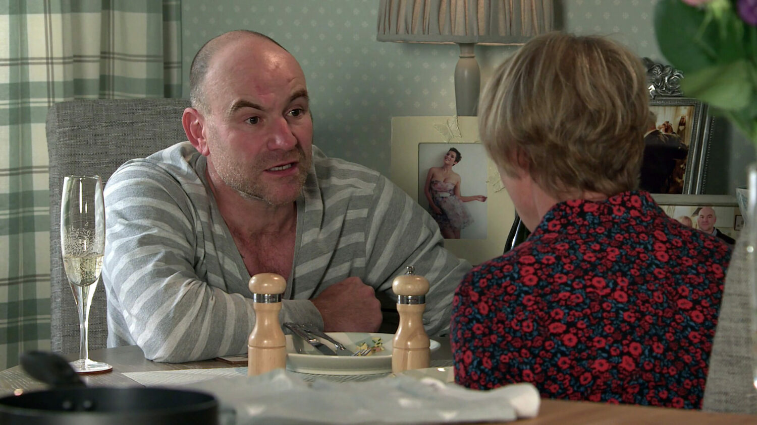 Coronation Street spoilers tonight: What's happening on Friday, December 17 2021