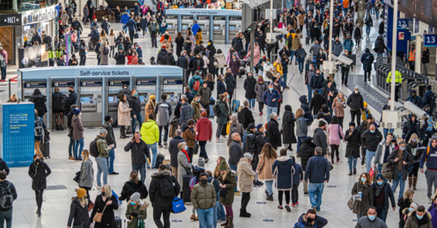 Face masks at London Waterloo as Omicron variant spreads