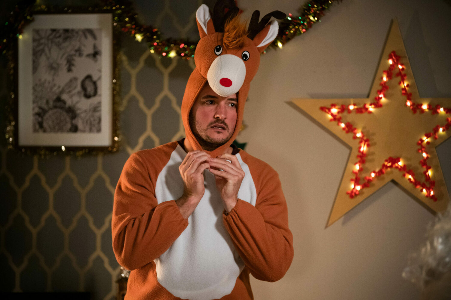 EastEnders Dec 20 Martin and Zack decorate Sharon's house