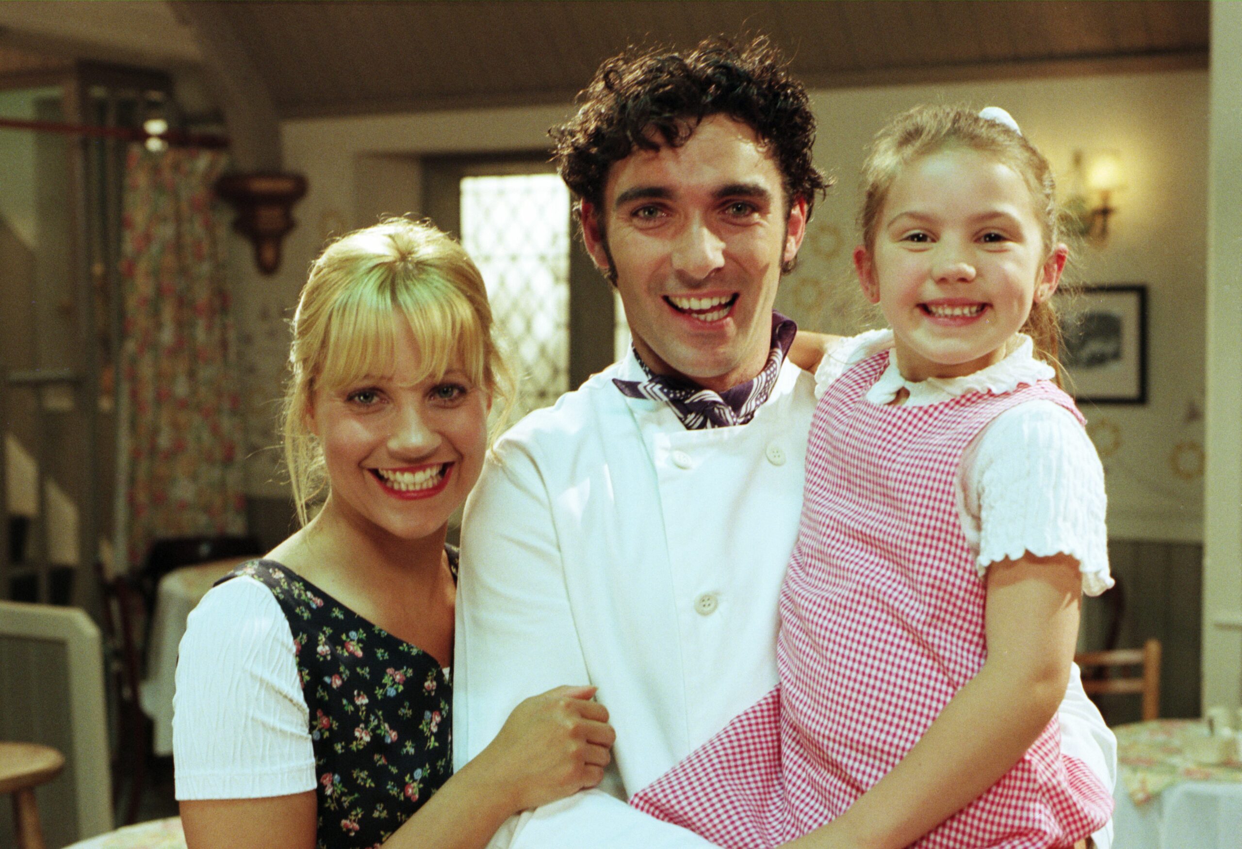 Emmerdale Kathy Bates, Sean Rossi promo shots from 1996