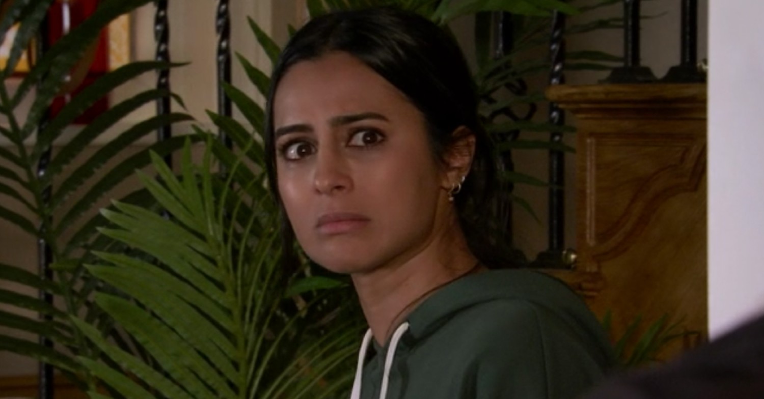 Alya Nazir watches Hashim die in Coronation Street (Credit: ITV)