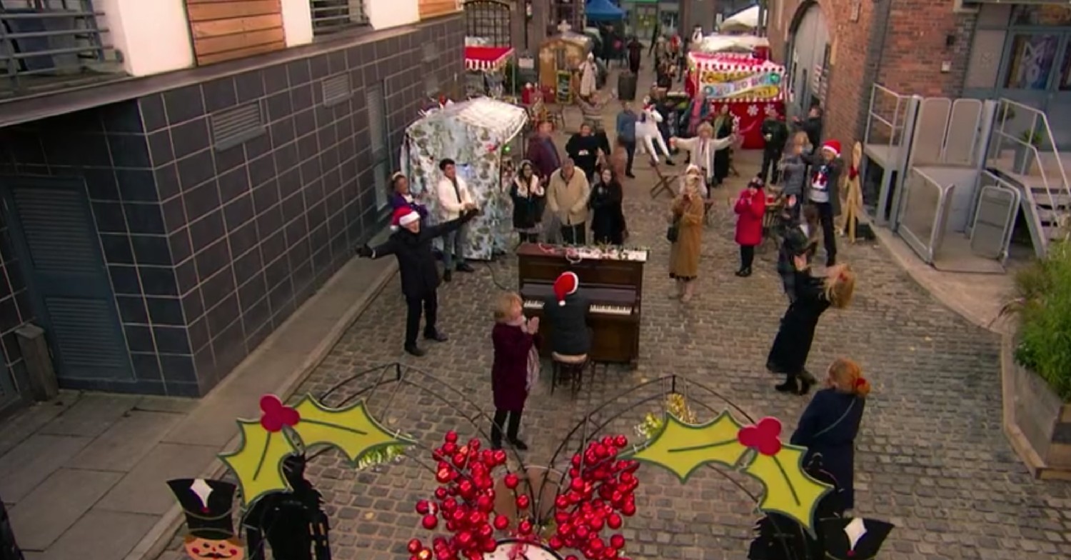 Coronation Street had a huge gathering of soap favourites (Credit: ITV)