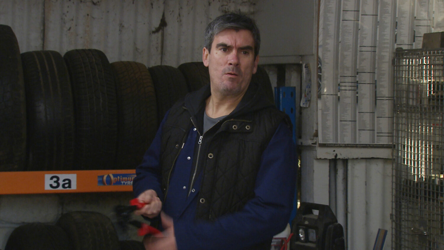 Emmerdale Cain is worried to see Al approaching his car with Kyle and Kerry