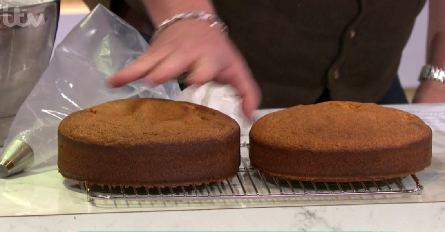 This Morning today: James Martin shows off cake