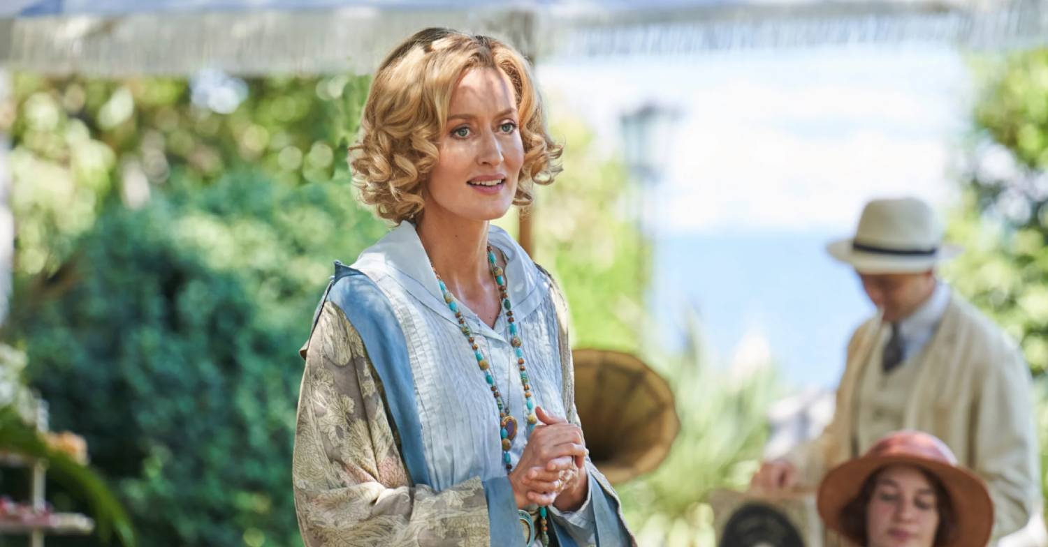Natascha McElhone as Bella Ainsworth in Hotel Portofino