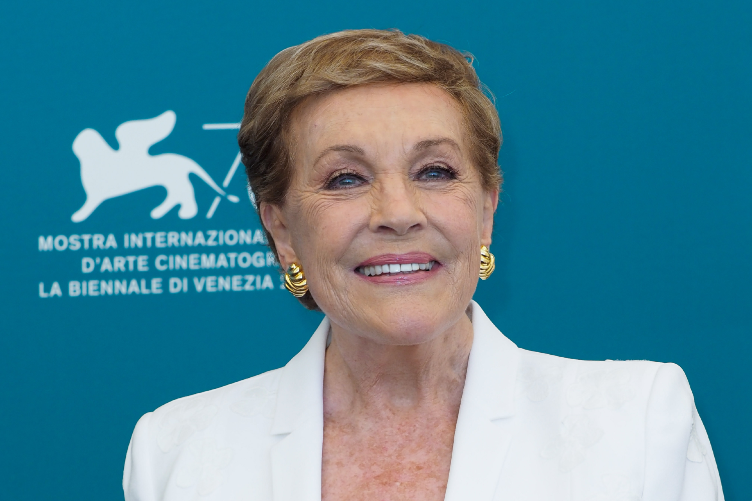 Lady Whistledown voice actor