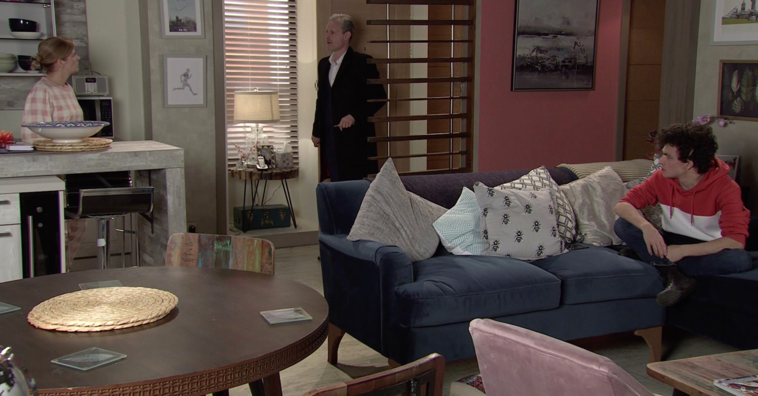 Nick and Leanne live in the flat where Sam's mum was shot (Credit: ITV)