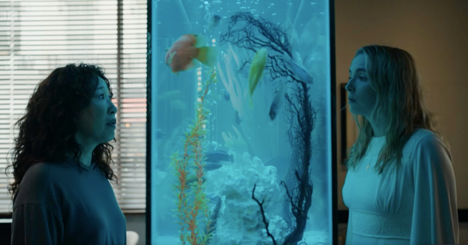 Eve Polastri and Villanelle by a fish tank