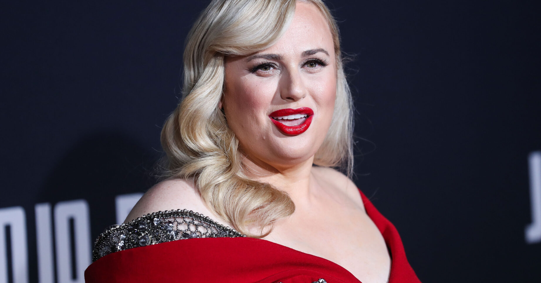 Rebel Wilson grinning on the Jojo Rabbit red carpet