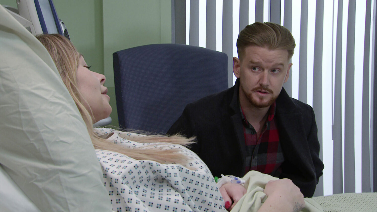 Gary visits Laura in hospital who is fading fast in Corrie