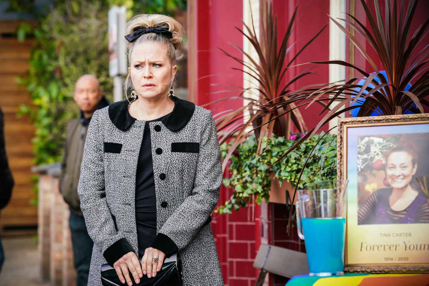 Linda arrives for Tina's funeral in EastEnders