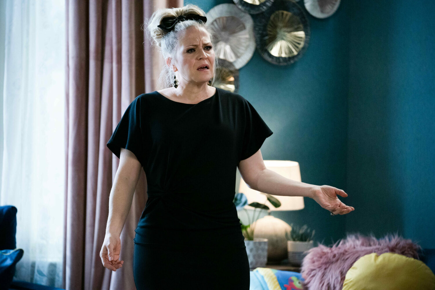 Sharon explains to Linda she needs a plan to fight Janine 